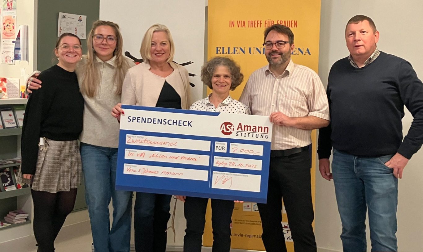 Spendenscheck-Übergabe beim "IN VIA Treff für Frauen Ellen und Verena" in Regensburg am 28.10.2025  v.l.n.r. 2 Sozialpädagoginnen, Fr. Frits